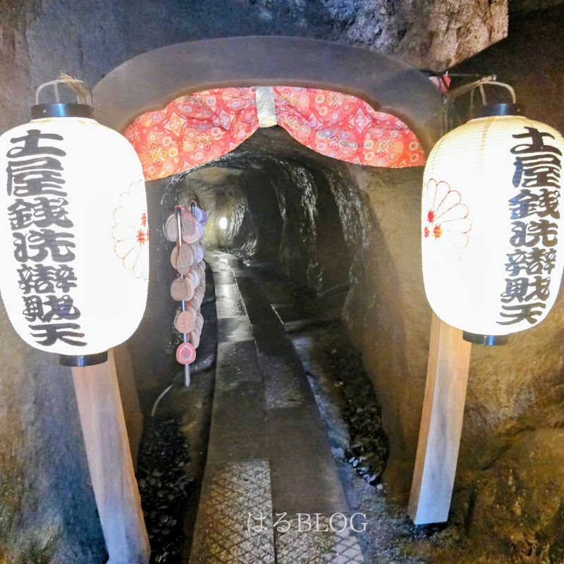 細い通路が続く岩屋霊穴内