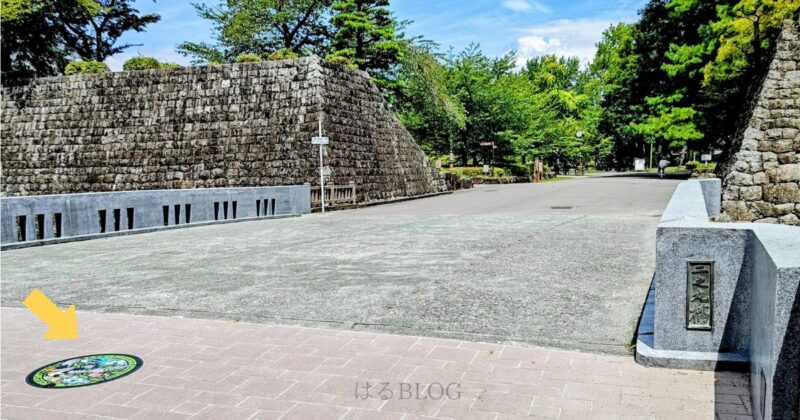 駿府城二之丸橋前にあるポケモンマンホール