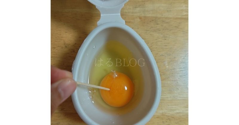 卵に穴を開けているところ